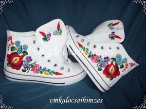 V. Kata Kalocsai fehér cipő