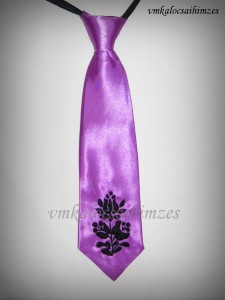 Lila nyakkendő fekete öregkalocsai hímzéssel