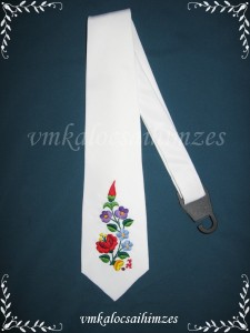 E. G. fehér nyakkendő kalocsai