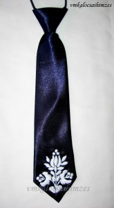 Kék nyakkendő fehér öreg mintás hímzéssel
